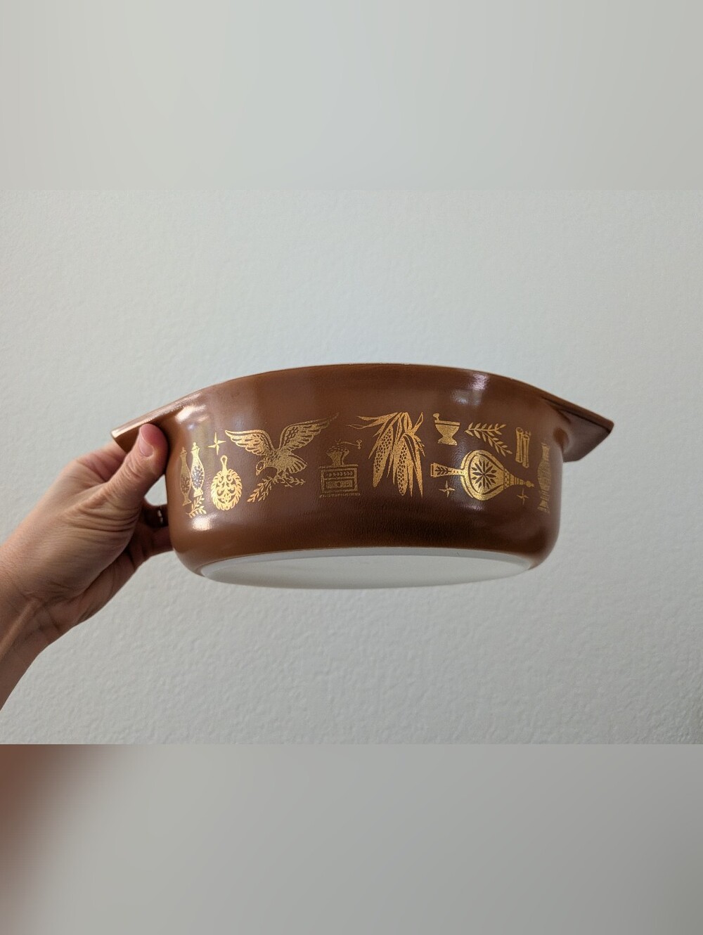 VTG Pyrex Oval Casserole Dish 1-1/2 Quart in Early American Gold on Brown #043